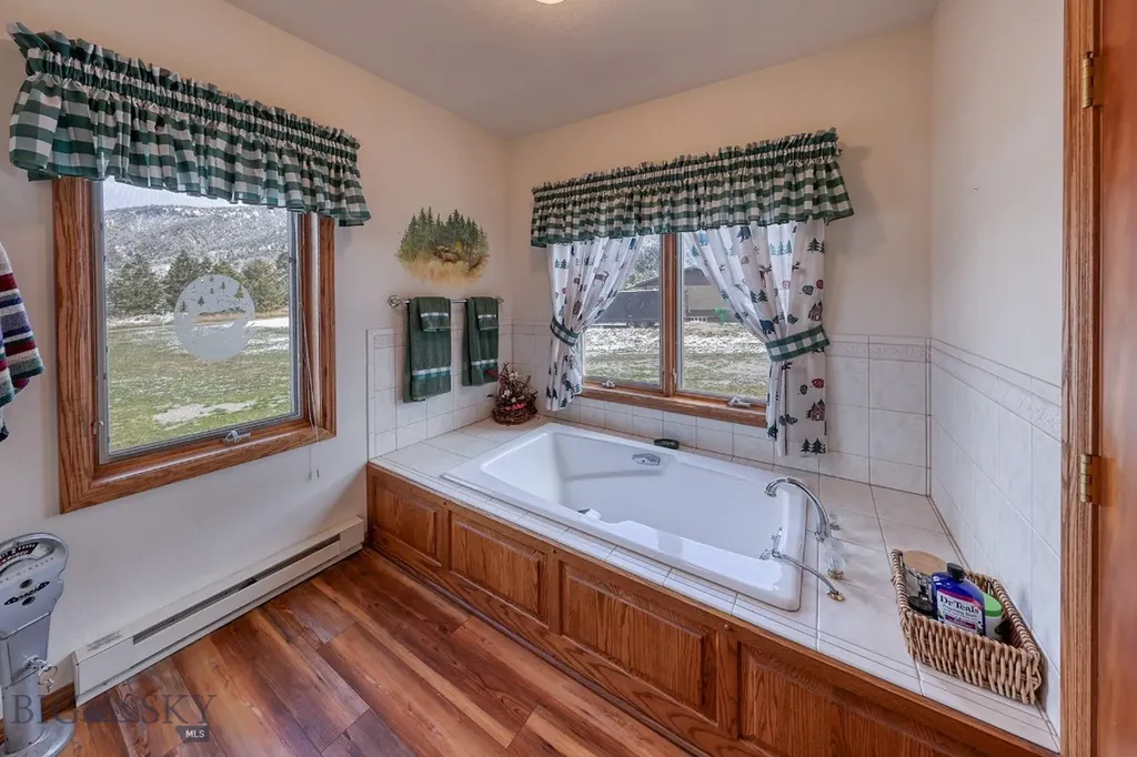 315 Lakeview Loop West Yellowstone MT 59758