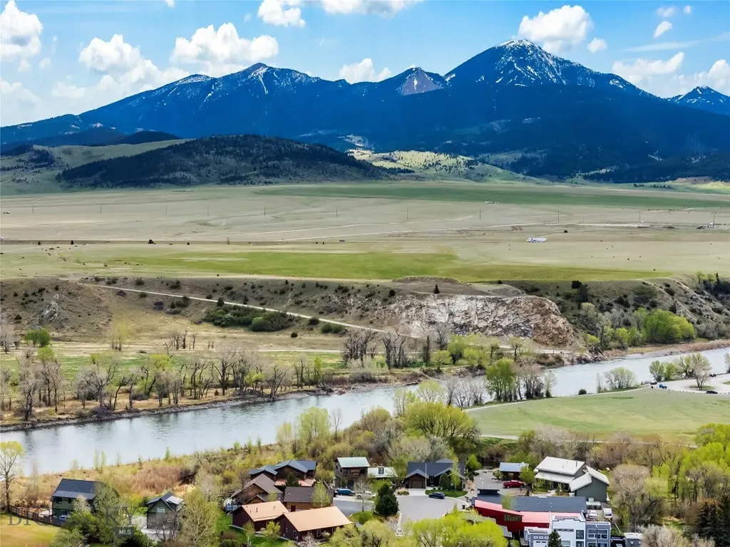 213 Little Creek Bend Livingston MT 59047