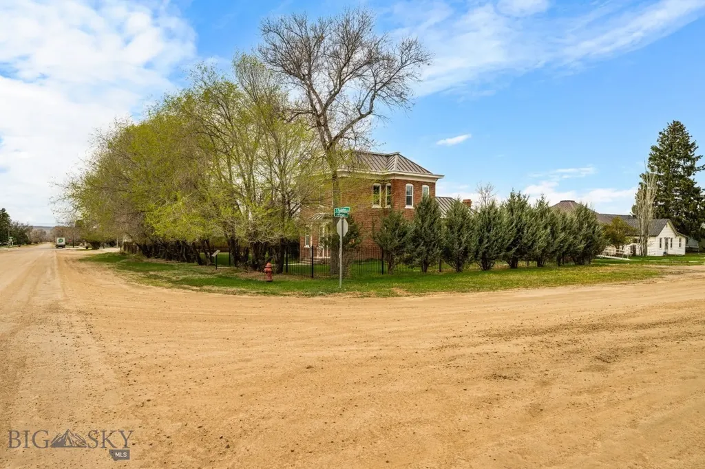 113 E Poppleton Street Sheridan MT 59749