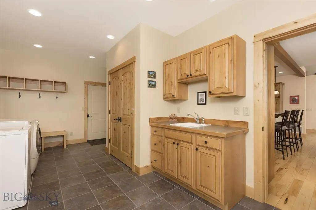 165 Trophy Bull Gallatin Gateway MT 59730