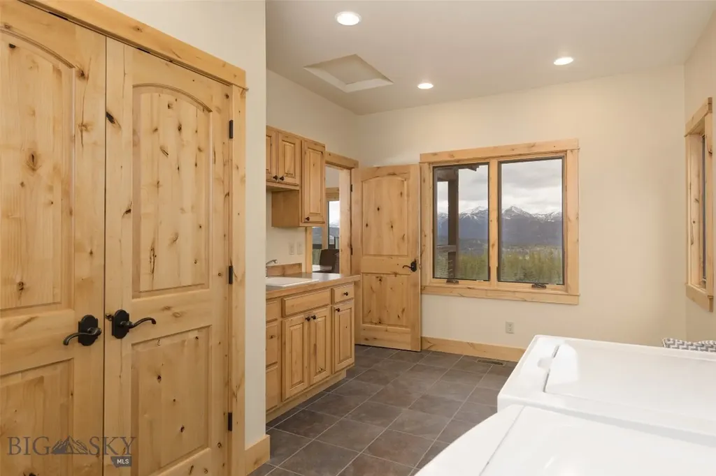 165 Trophy Bull Gallatin Gateway MT 59730