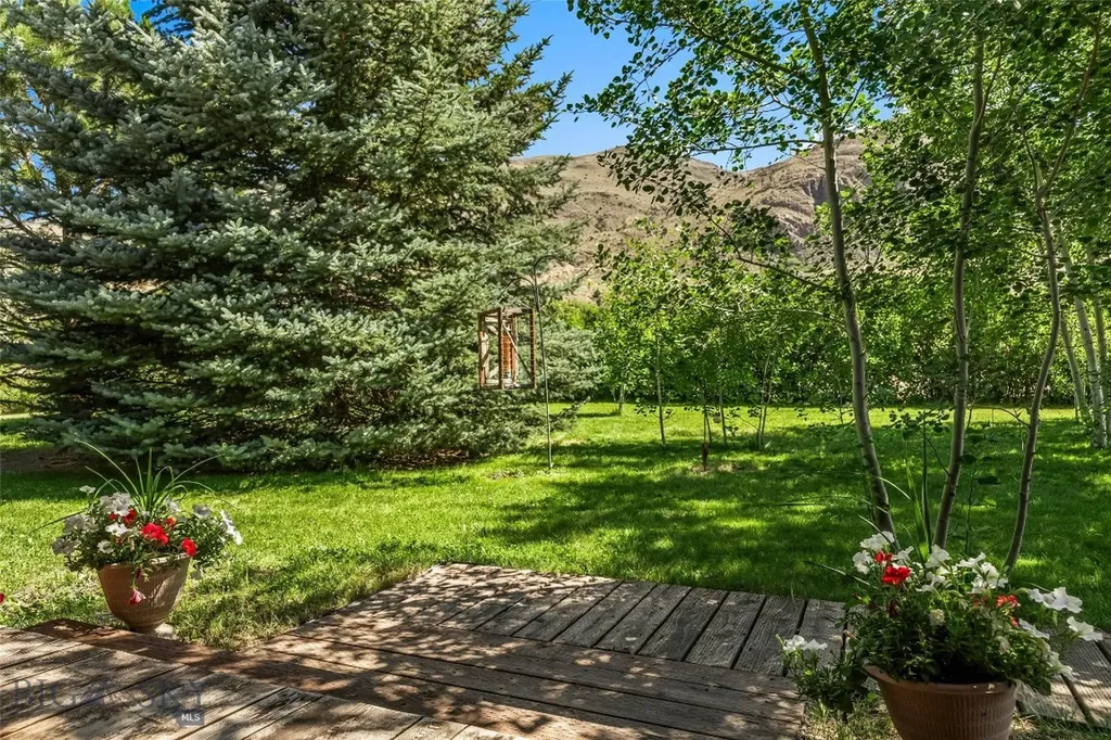 1065 Us Highway 89 S Gardiner MT 59030