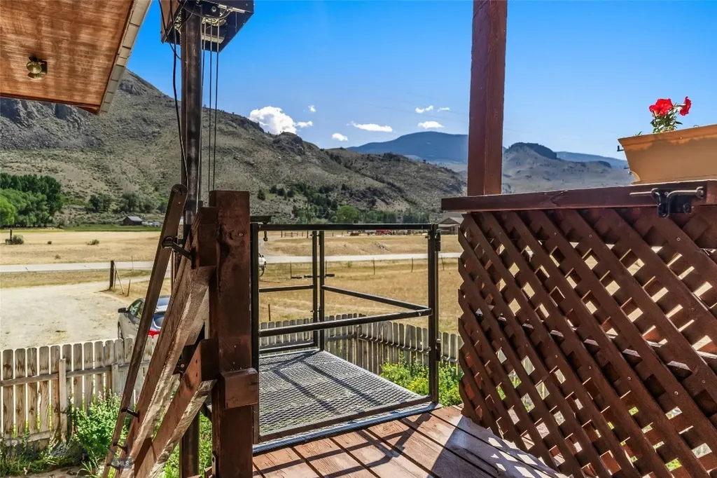 1065 Us Highway 89 S Gardiner MT 59030