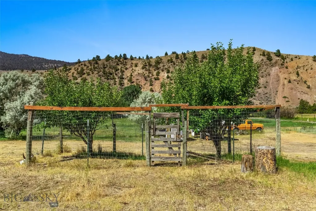 1065 Us Highway 89 S Gardiner MT 59030