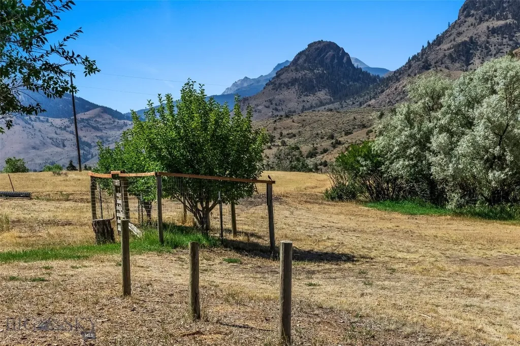 1065 Us Highway 89 S Gardiner MT 59030