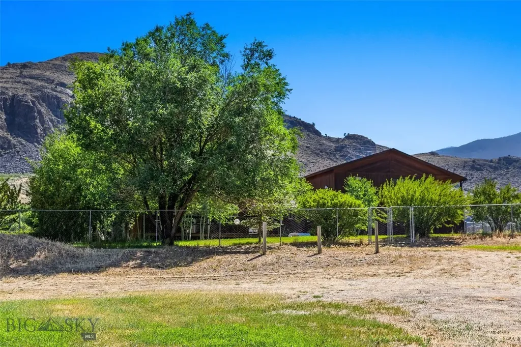 1065 Us Highway 89 S Gardiner MT 59030