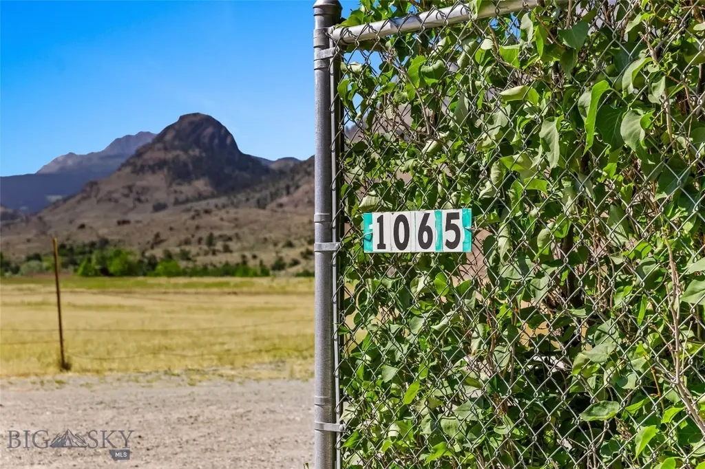 1065 Us Highway 89 S Gardiner MT 59030