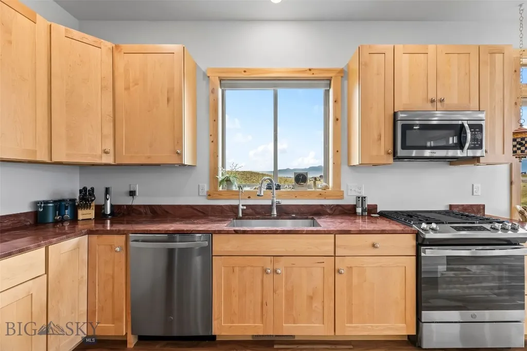 10 Sapphire Lane Emigrant MT 59027
