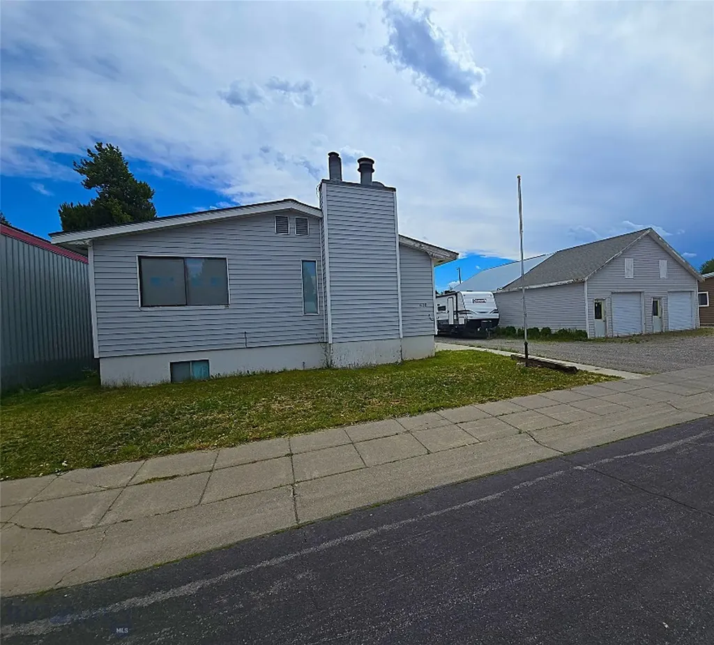 622 Madison Avenue West Yellowstone MT 59758
