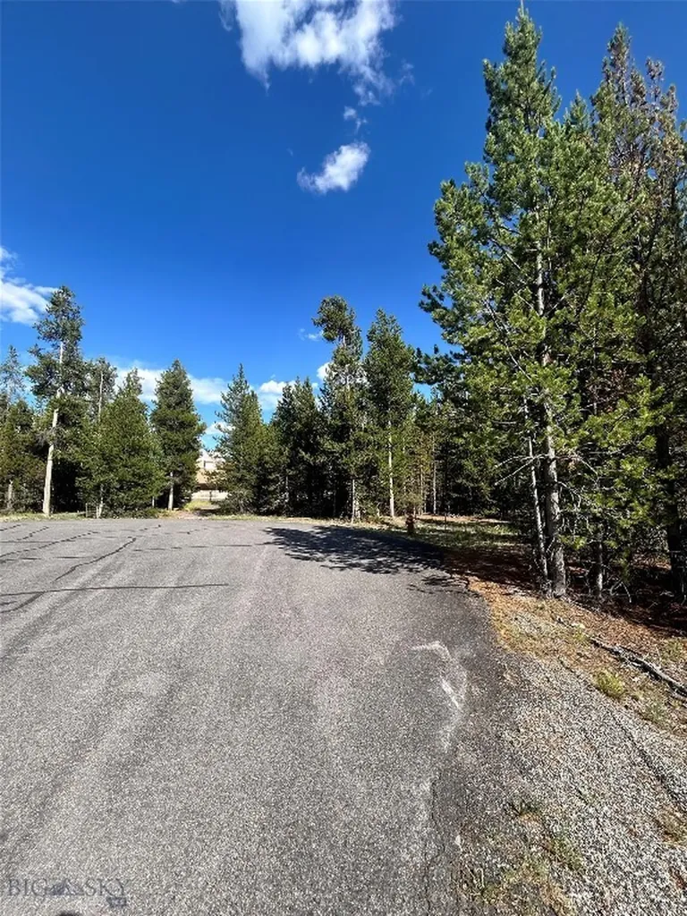 518 Apollinaris West Yellowstone MT 59758
