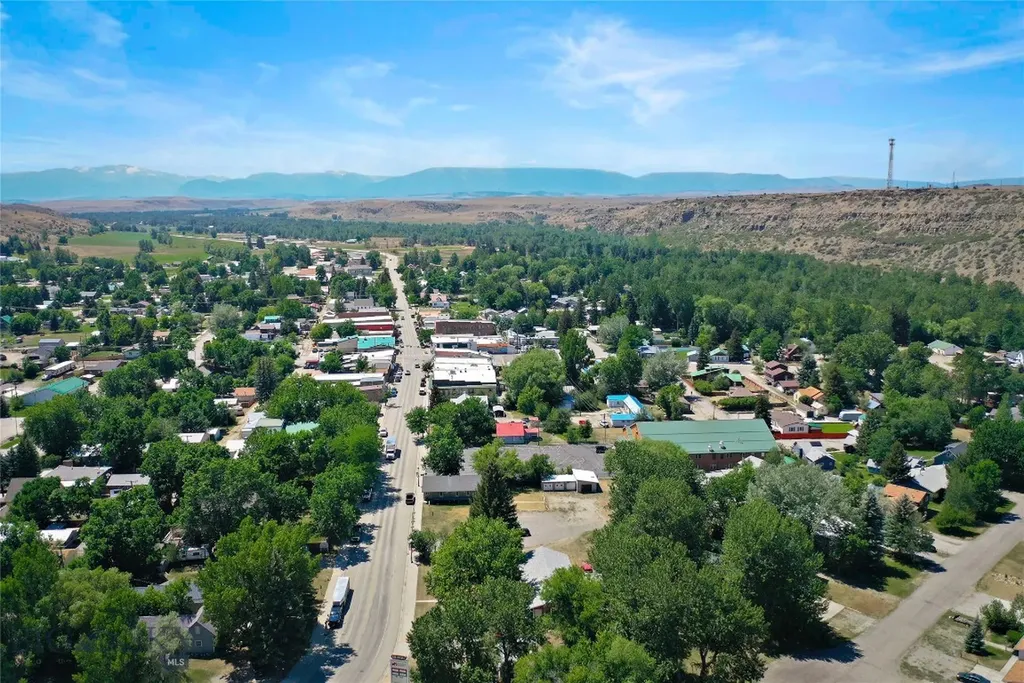 38A N Woodard Avenue Absarokee MT 59001
