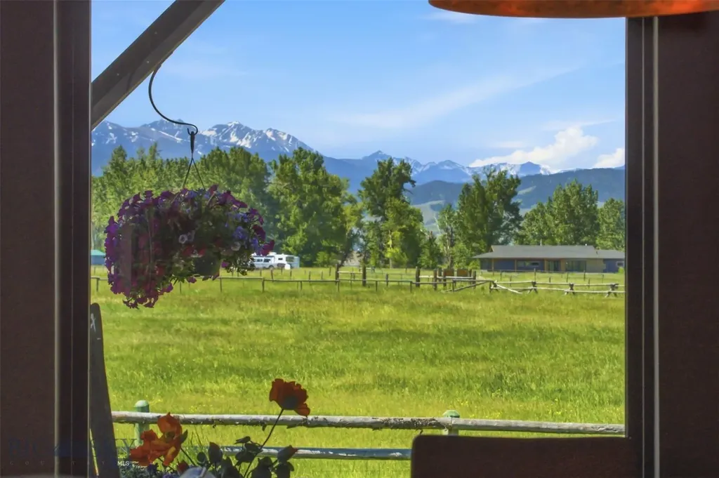 11762 Gooch Hill Road Gallatin Gateway MT 59730