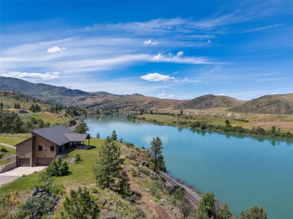 9701 Mt Highway 200 Dixon MT 59831