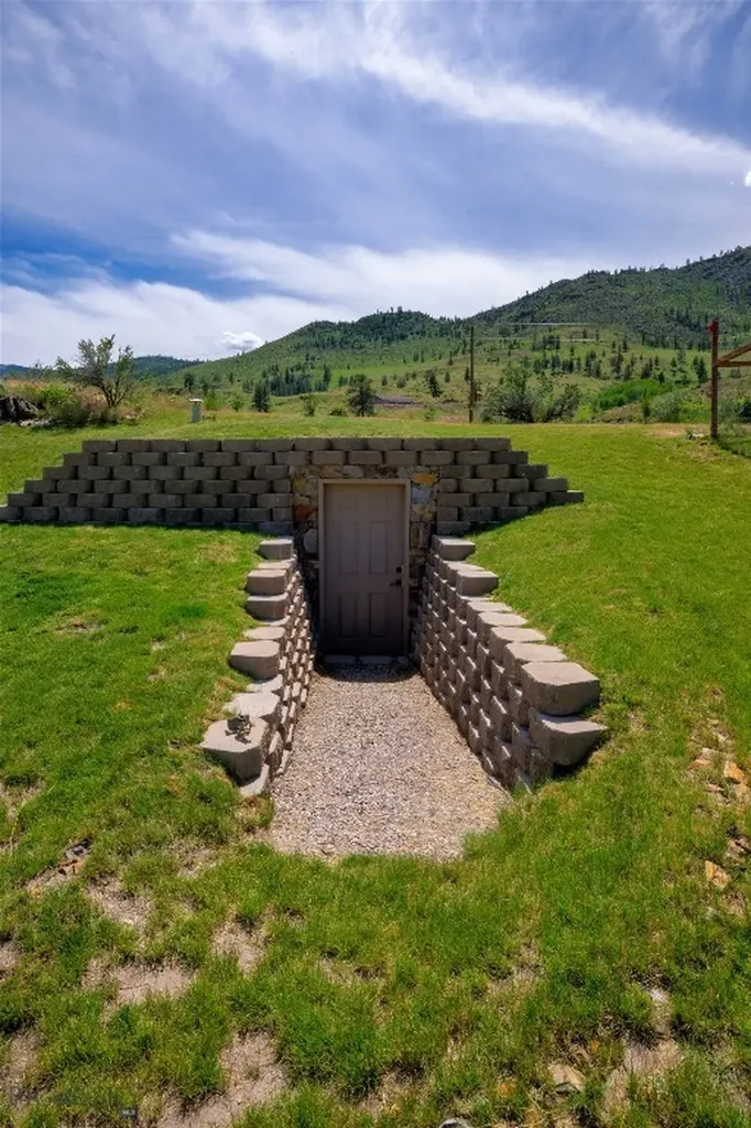 9701 Mt Highway 200 Dixon MT 59831