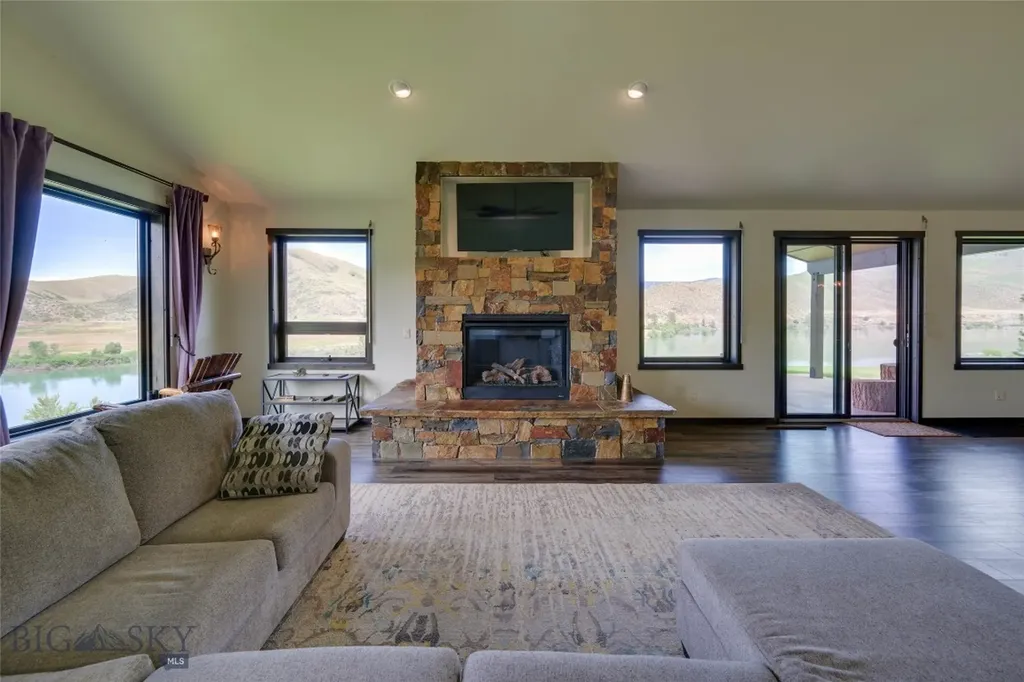 9701 Mt Highway 200 Dixon MT 59831