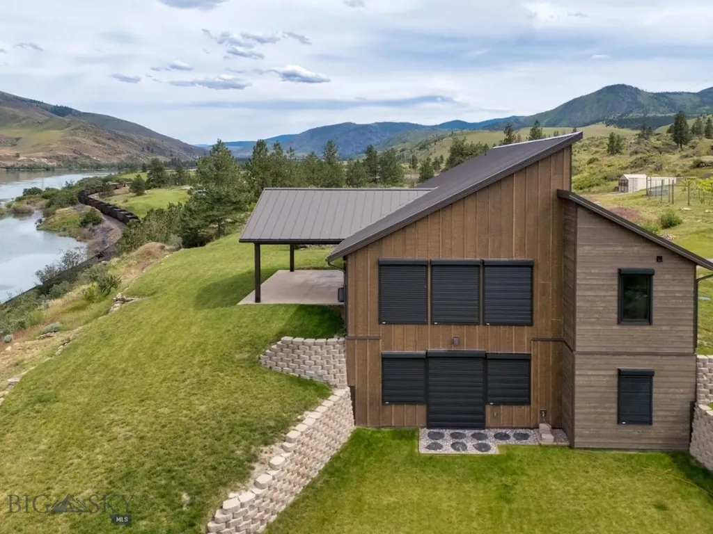 9701 Mt Highway 200 Dixon MT 59831