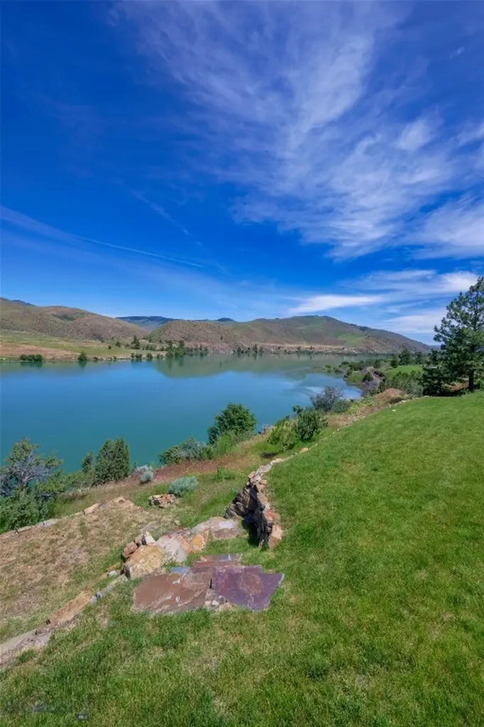 9701 Mt Highway 200 Dixon MT 59831
