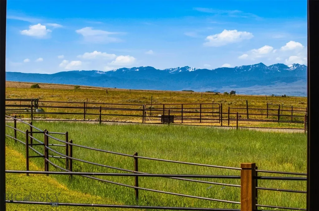 270 Brown Pony Trail Belgrade MT 59714