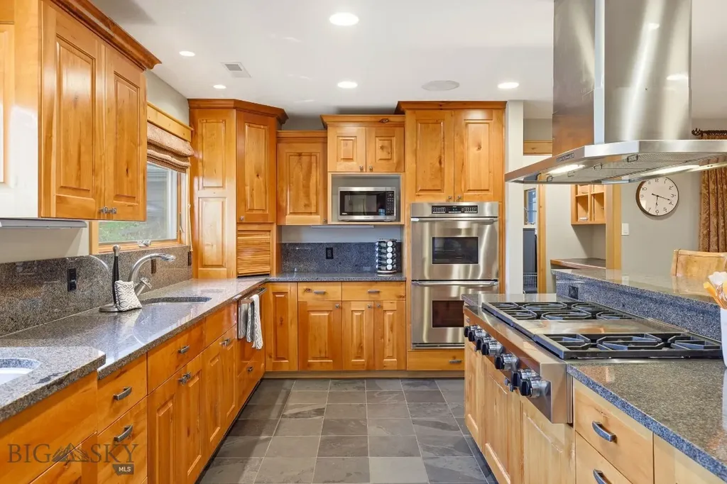 2081 Little Bear Road Gallatin Gateway MT 59730