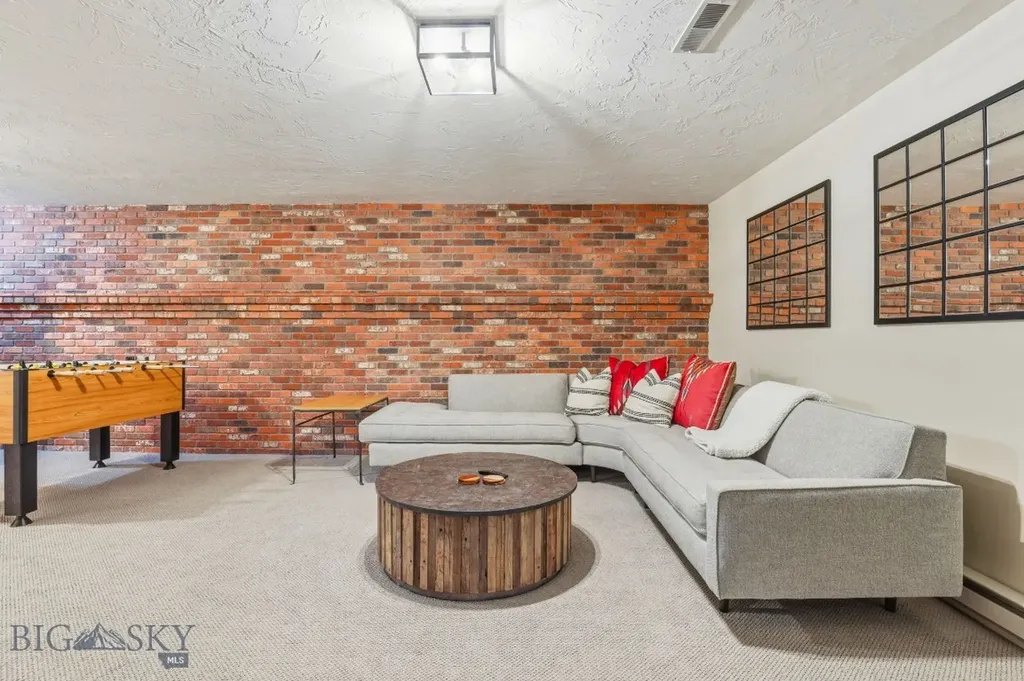 2081 Little Bear Road Gallatin Gateway MT 59730
