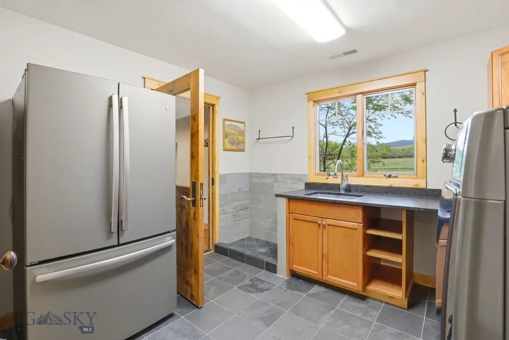 2081 Little Bear Road Gallatin Gateway MT 59730