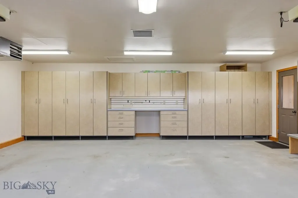 2081 Little Bear Road Gallatin Gateway MT 59730