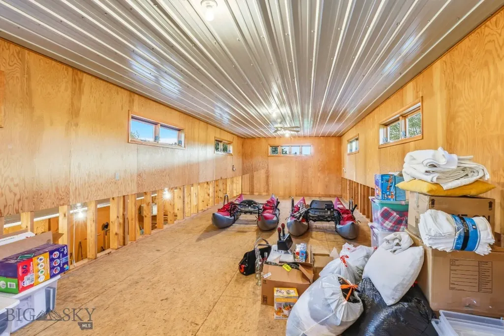 2081 Little Bear Road Gallatin Gateway MT 59730