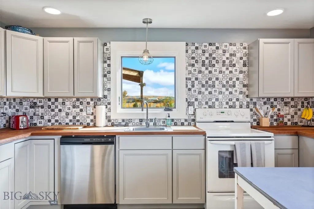11111 Juniper Three Forks MT 59752