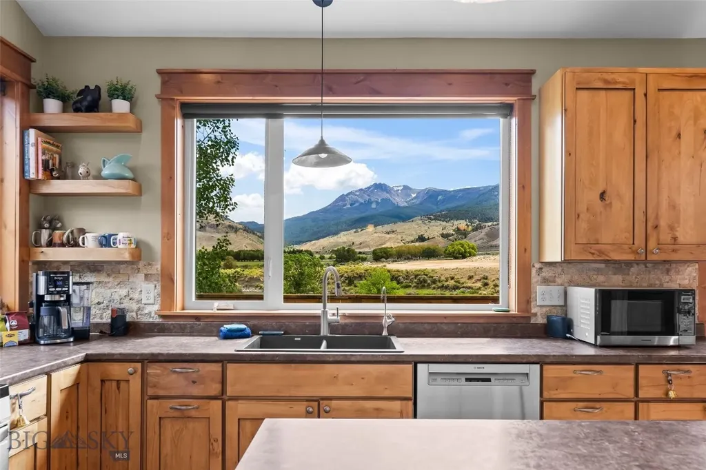 521 Us Highway 89 S Gardiner MT 59030