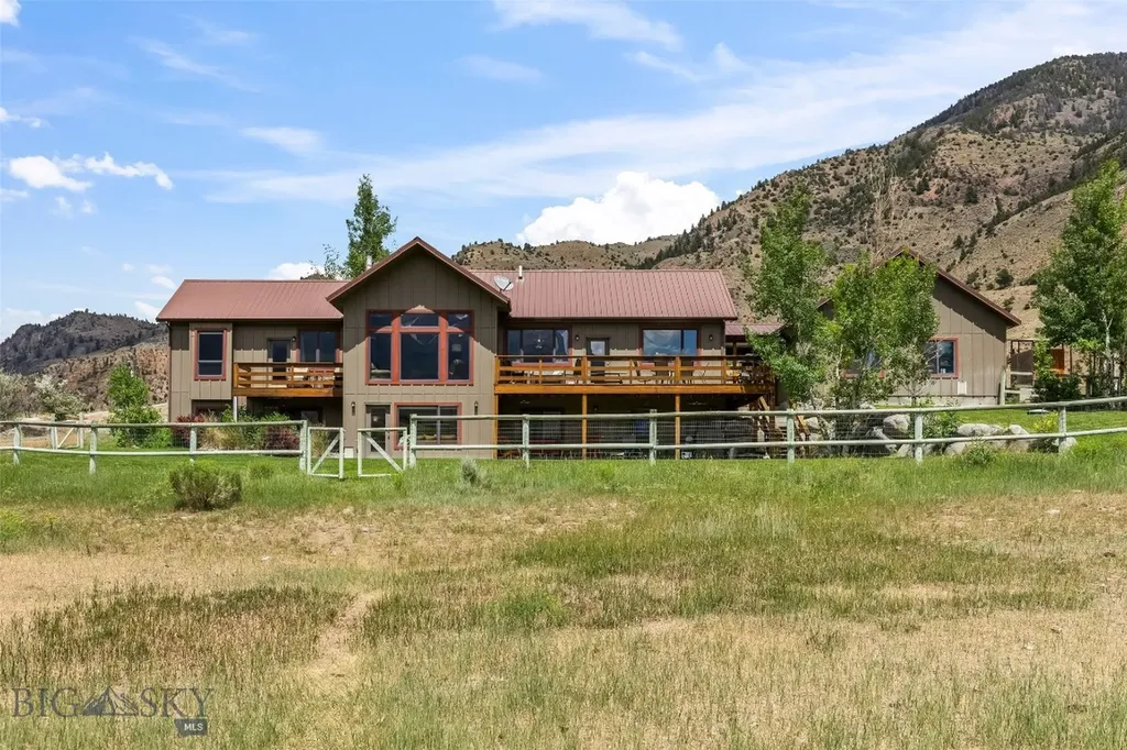 521 Us Highway 89 S Gardiner MT 59030