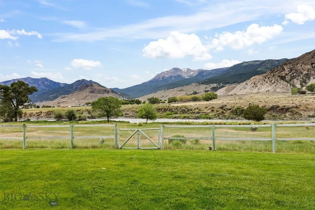 521 Us Highway 89 S Gardiner MT 59030