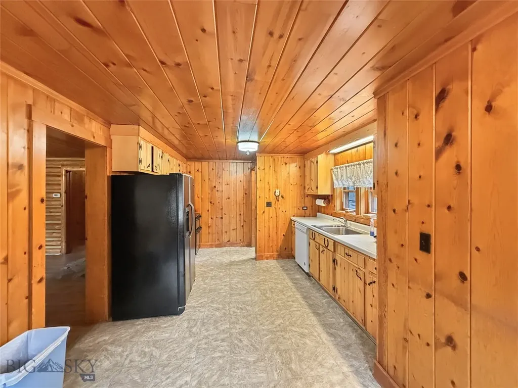 114 E Armitage Ennis MT 59729
