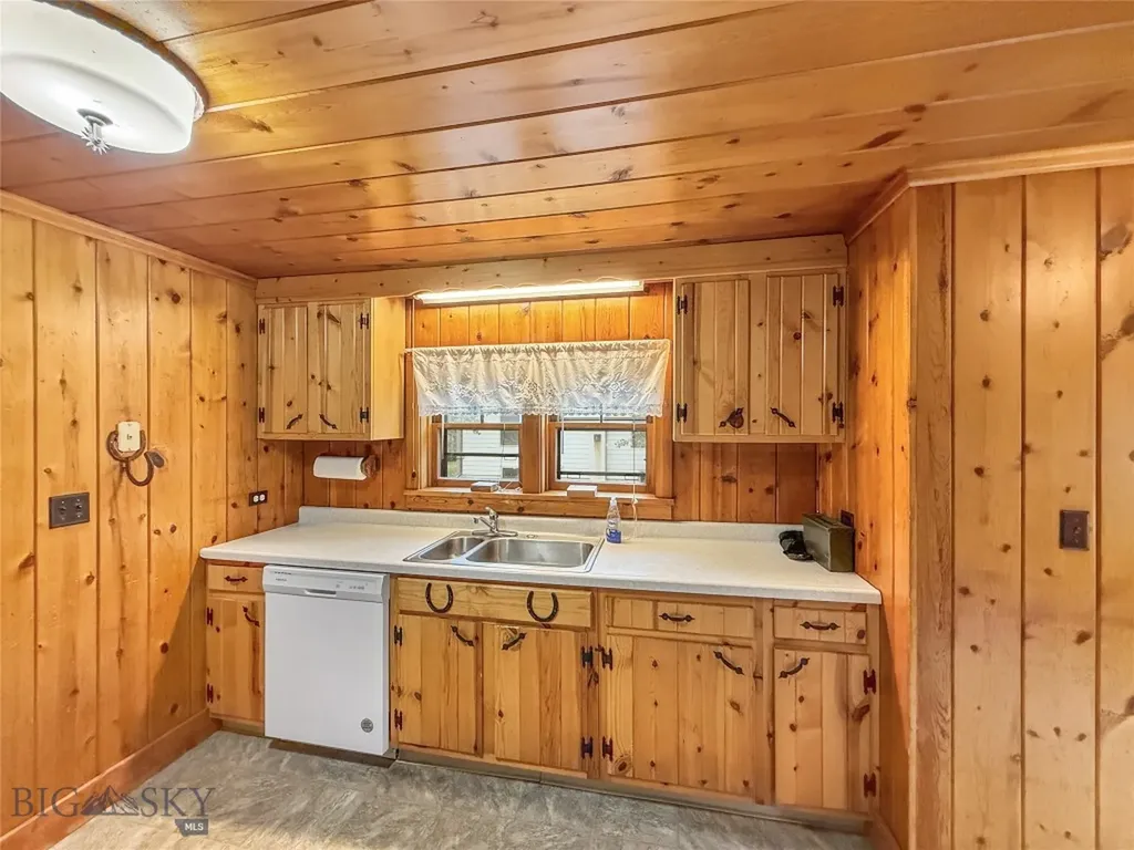 114 E Armitage Ennis MT 59729