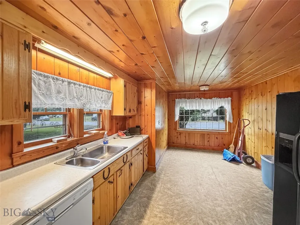 114 E Armitage Ennis MT 59729