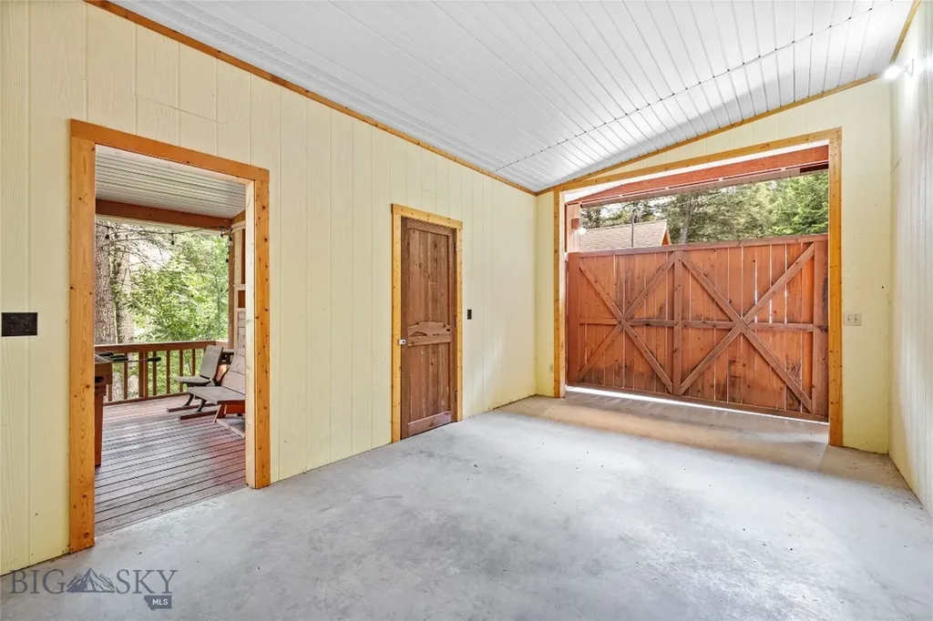 63921 Gallatin Road Gallatin Gateway MT 59730
