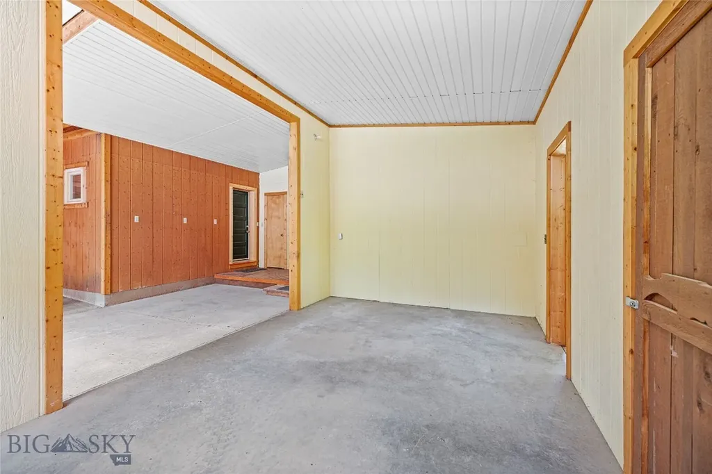 63921 Gallatin Road Gallatin Gateway MT 59730