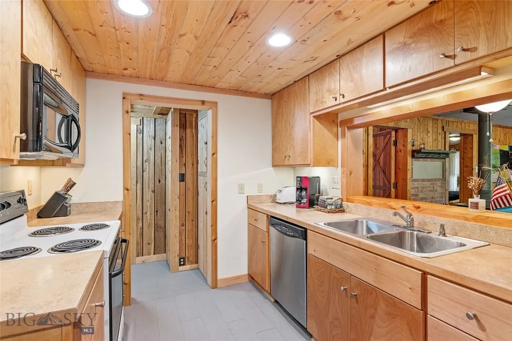 63921 Gallatin Road Gallatin Gateway MT 59730