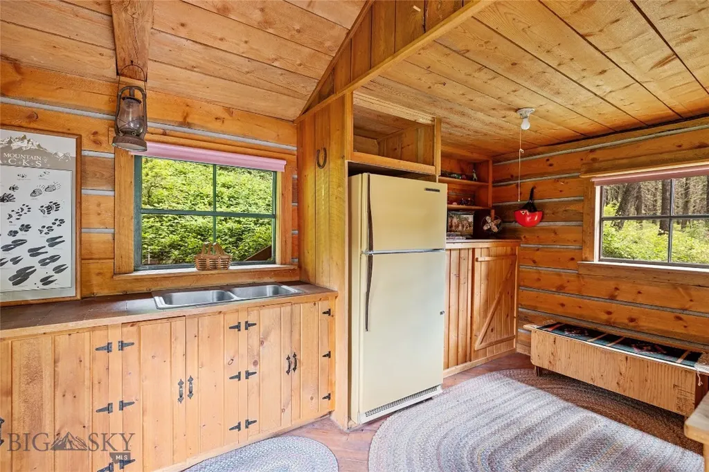 63921 Gallatin Road Gallatin Gateway MT 59730