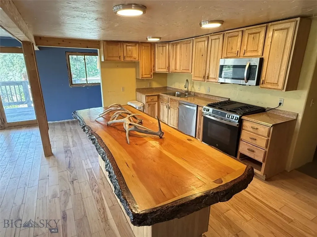 1005 East River Road Emigrant MT 59027