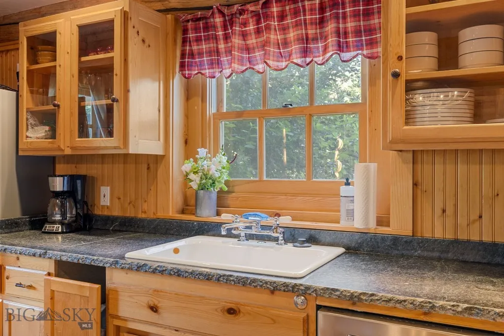 49824 Gallatin Road Gallatin Gateway MT 59730