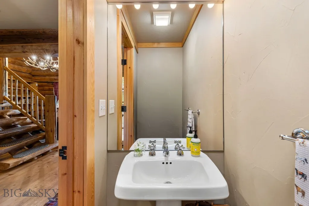 49824 Gallatin Road Gallatin Gateway MT 59730