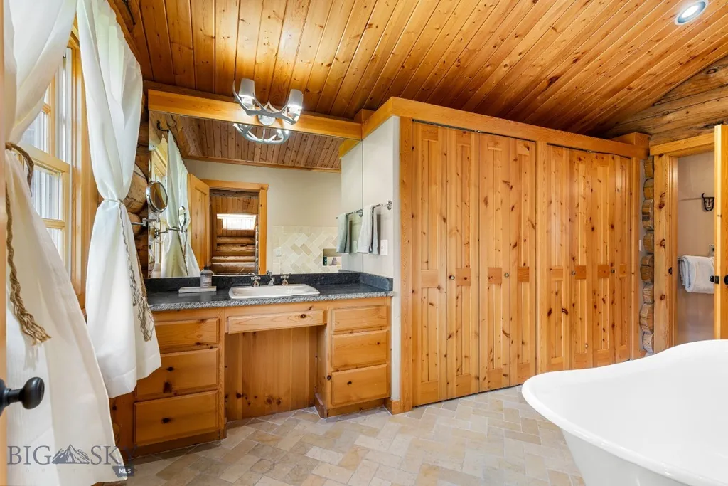 49824 Gallatin Road Gallatin Gateway MT 59730