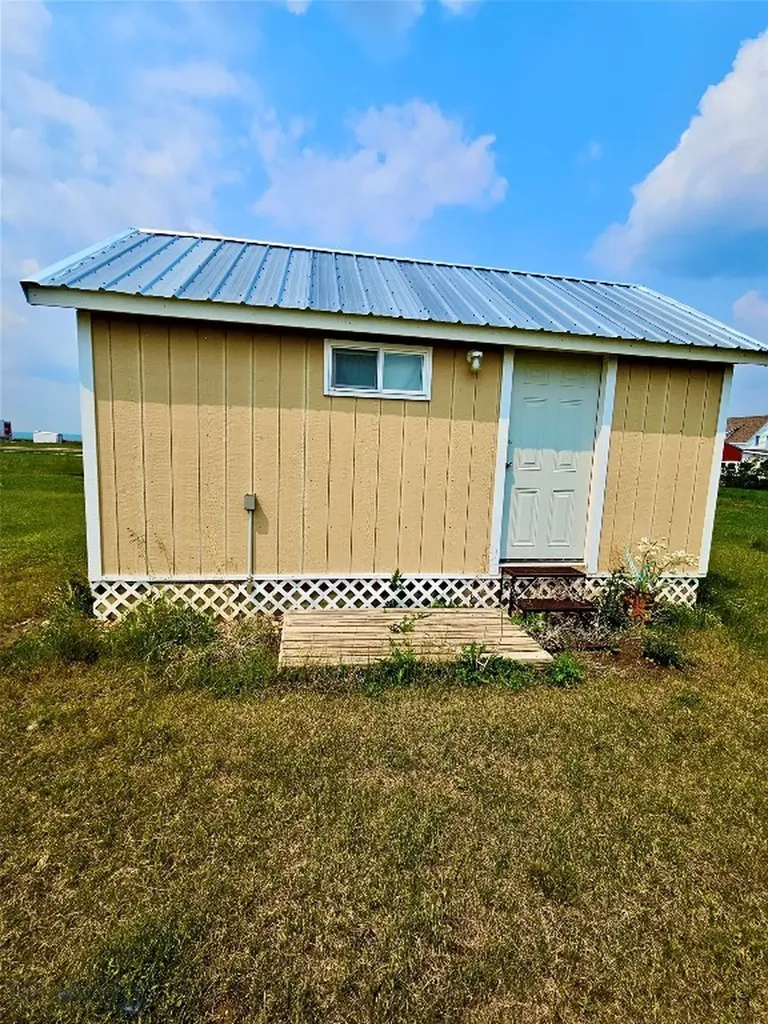 320 & 324 Oak Street Sweet Grass MT 59484