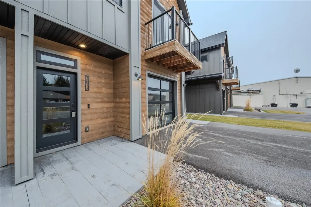 207 Stoner Loop Lakeside MT 59922
