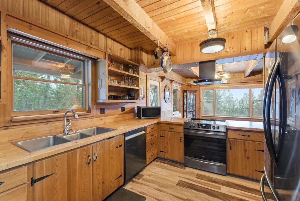 532 Grayling Road Lakeside MT 59922