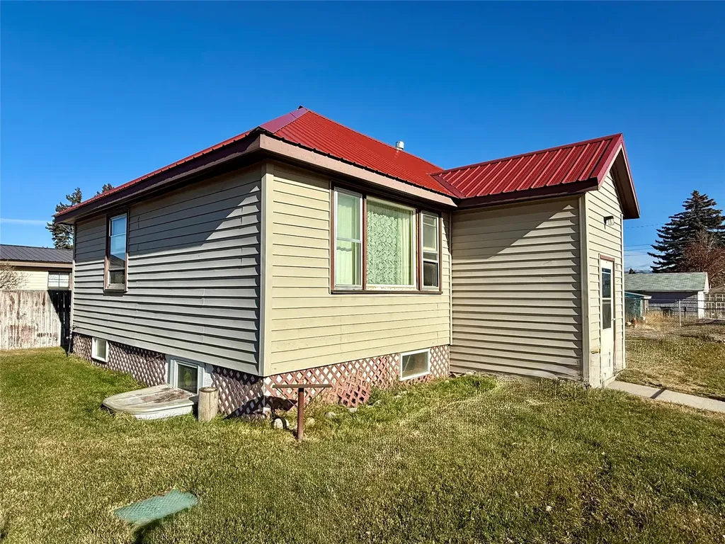 713 W Conley Avenue Deer Lodge MT 59722