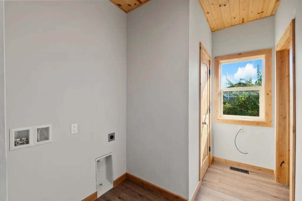 27 Bayview Drive Lakeside MT 59922