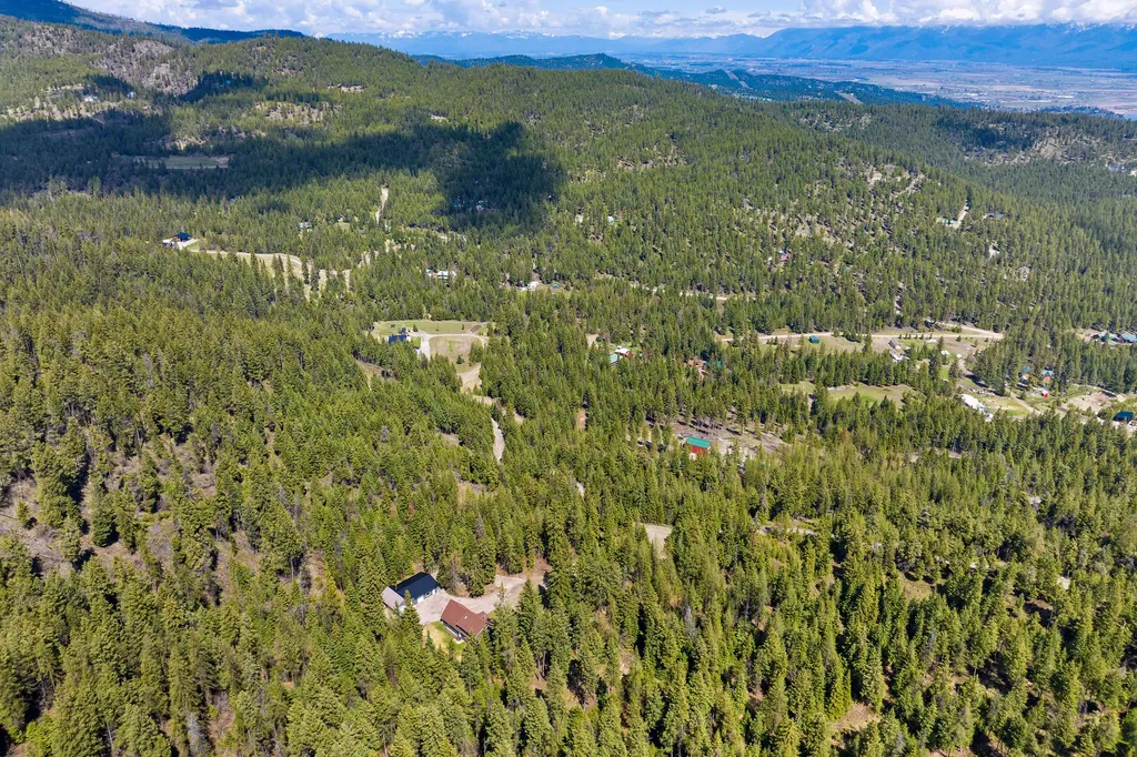 80 Lone Wolf Trail Lakeside MT 59922