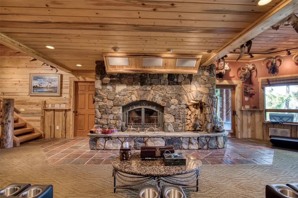 541 Raven Wood Darby MT 59829