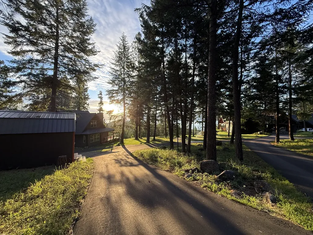 18090 Demersville Wagon Road Lakeside MT 59922